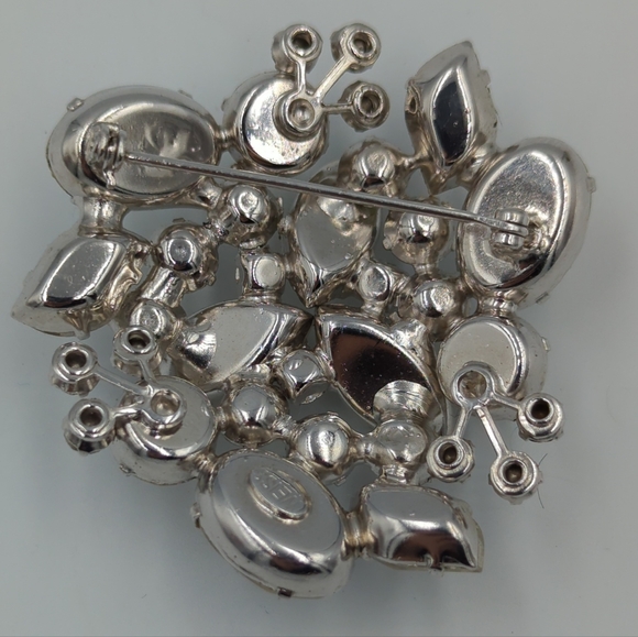 WEISS Clear Rhinestone Brooch Silver Tone Vintage Signed Rhodium Plating Pin - Picture 2 of 10